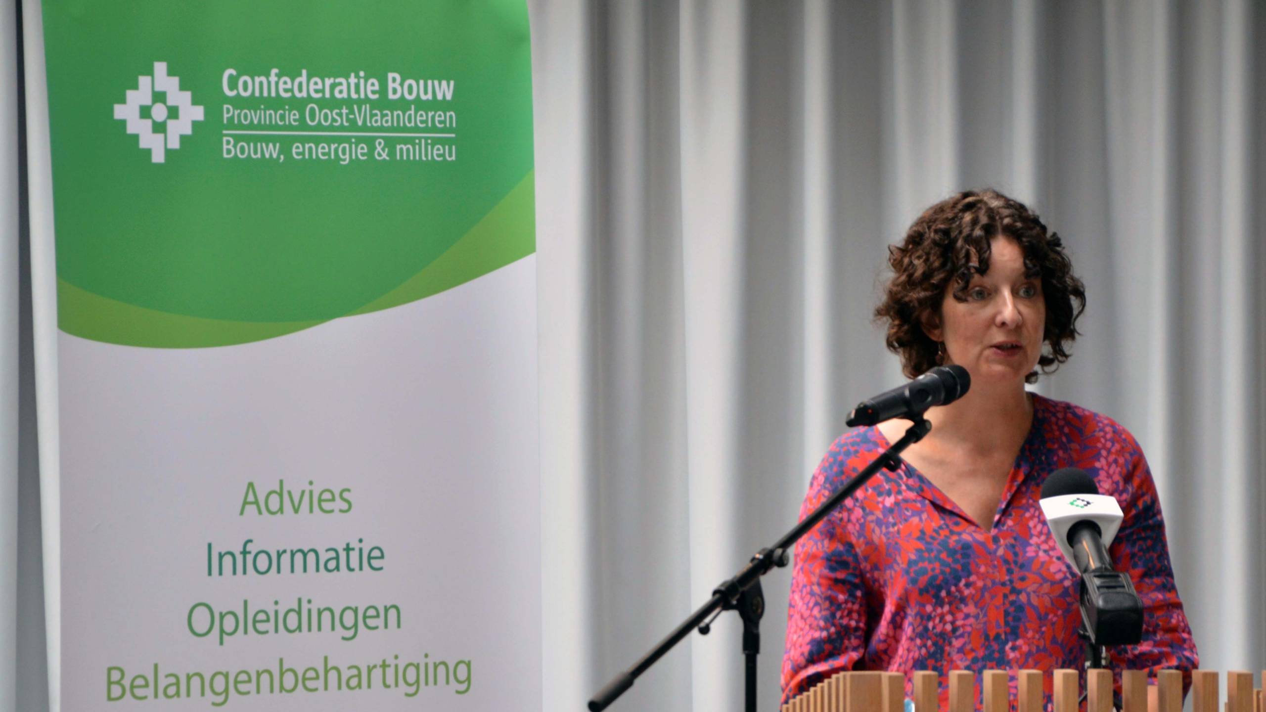 Annelies Storms ondertekent het Safety My Priority-charter