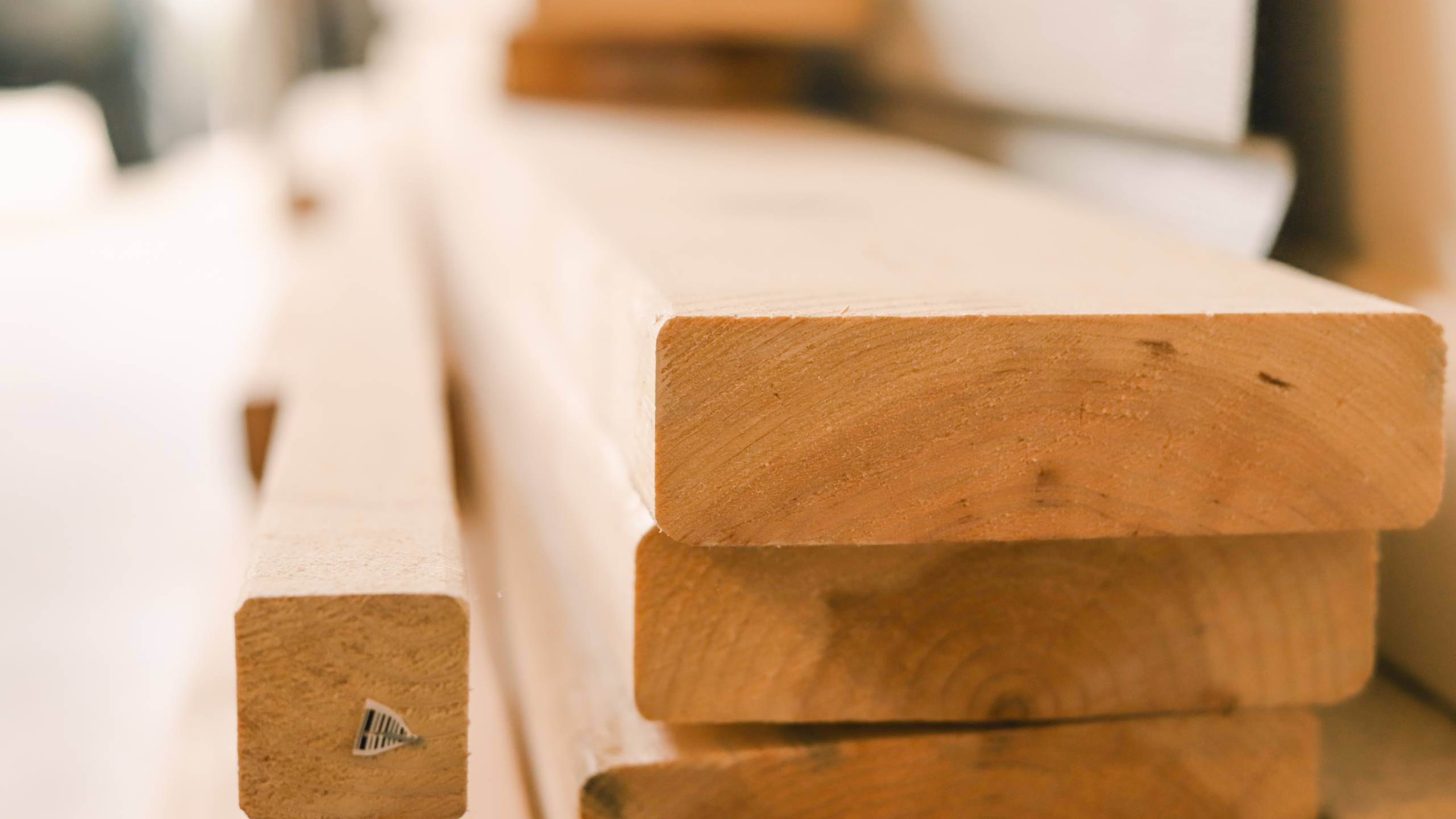 Houten planken gestapeld
